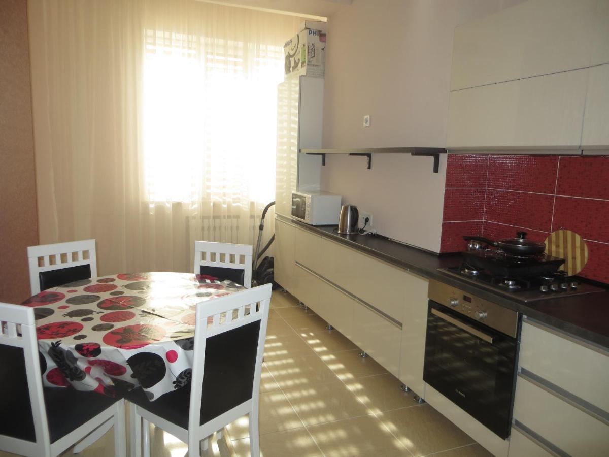 Yellow Apartment In The Center Of Bisjkek Buitenkant foto