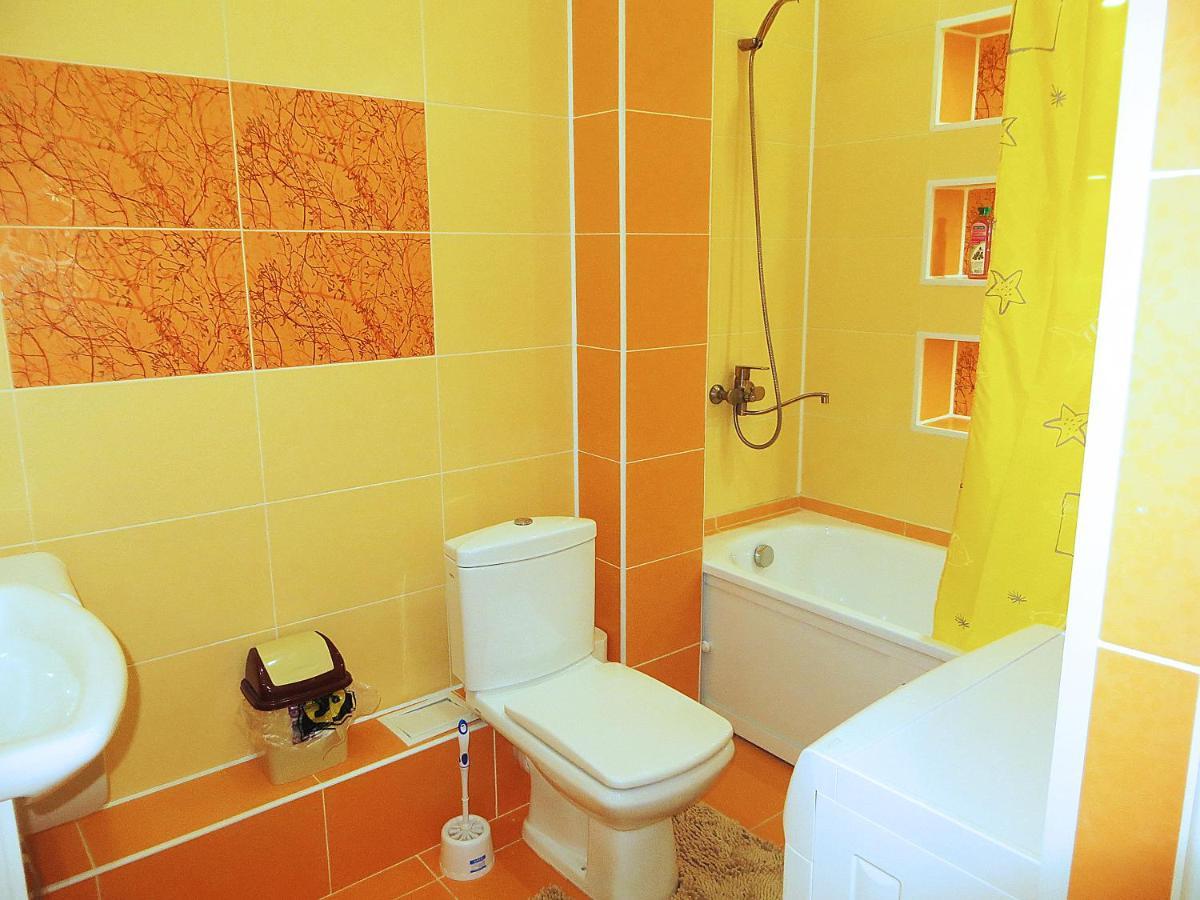 Yellow Apartment In The Center Of Bisjkek Buitenkant foto