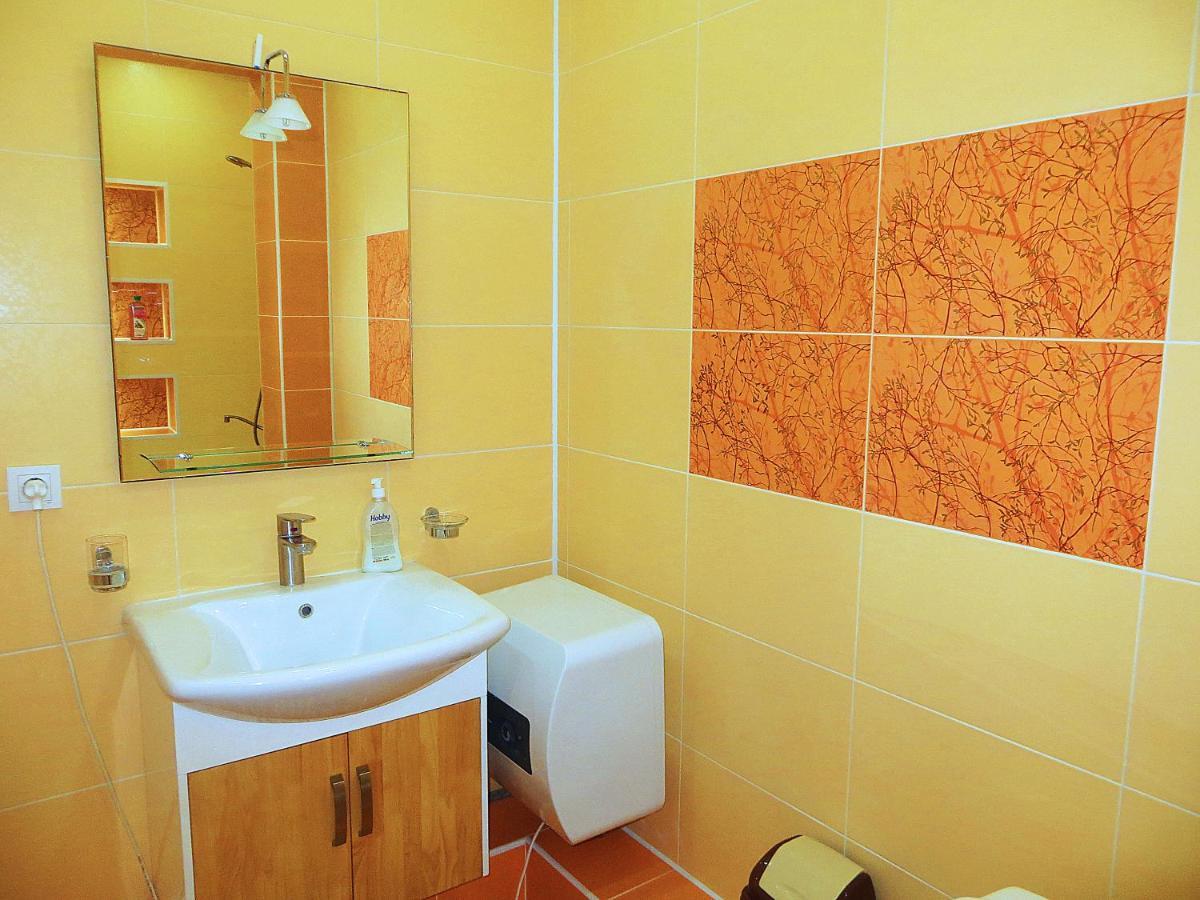 Yellow Apartment In The Center Of Bisjkek Buitenkant foto
